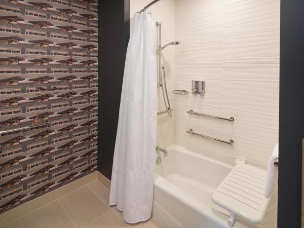 Aloft Orlando International Drive : photo 4 de la chambre chambre lit queen-size avec baignoire - accessible aux personnes à mobilité réduite