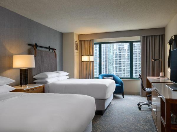 Sheraton Grand Chicago Riverwalk : photo 3 de la chambre chambre avec 2 lits doubles et douche accessible en fauteuil roulant - adaptée aux personnes à mobilité réduite et malentendantes