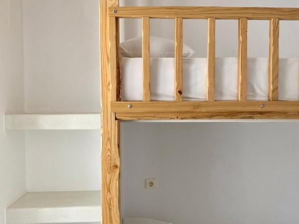 Fikas Hotel : photo 2 de la chambre chambre quadruple - vue sur jardin