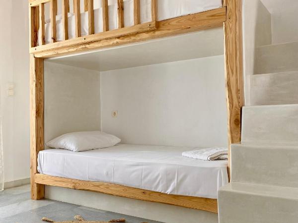 Fikas Hotel : photo 8 de la chambre chambre quadruple - vue sur jardin