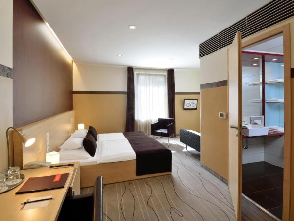 Promenade City Hotel : photo 1 de la chambre chambre double avec lit d'appoint