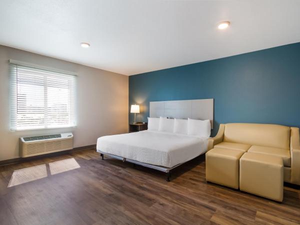 WoodSpring Suites Panama City Beach : photo 6 de la chambre suite lit king-size avec canapé - accessible aux personnes à mobilité réduite - non-fumeurs