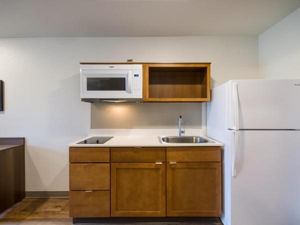 WoodSpring Suites Panama City Beach : photo 1 de la chambre suite lit king-size avec canapé - accessible aux personnes à mobilité réduite - non-fumeurs