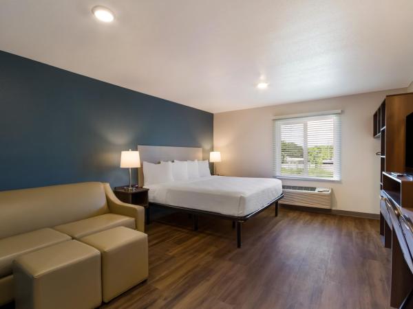 WoodSpring Suites Panama City Beach : photo 2 de la chambre suite lit king-size avec canapé - accessible aux personnes à mobilité réduite - non-fumeurs