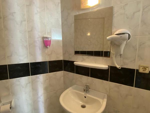 AY OTEL 2 : photo 2 de la chambre chambre quadruple standard