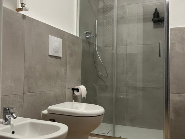 B&B Malnati 3 Urban Living MILANOSANSIRO : photo 5 de la chambre chambre double avec salle de bains privative