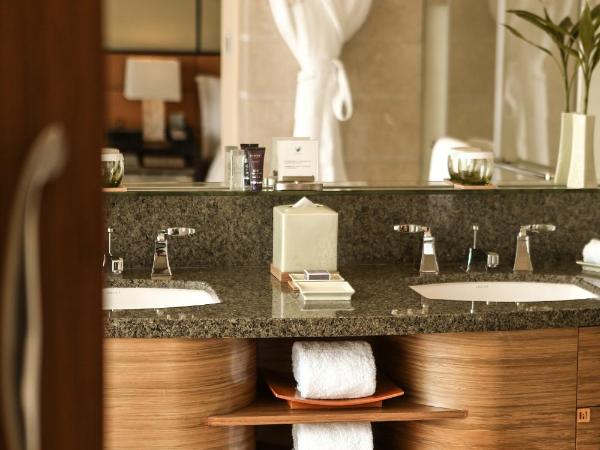 The Ritz-Carlton, Shenzhen, Nearby Futian CBD, Convention & Exhibition Center, Futian Railway Station, Outdoor swimming pool, CNY300 SPA voucher : photo 2 de la chambre chambre lit king-size premier