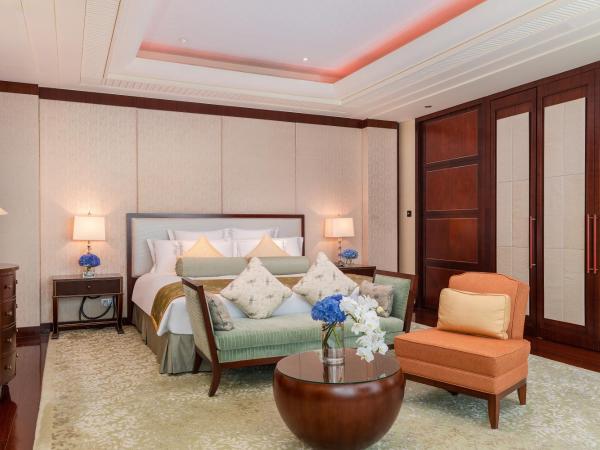 The Ritz-Carlton, Shenzhen, Nearby Futian CBD, Convention & Exhibition Center, Futian Railway Station, Outdoor swimming pool, CNY300 SPA voucher : photo 6 de la chambre suite the ritz-carlton avec lit king-size - Étage club - vue sur ville