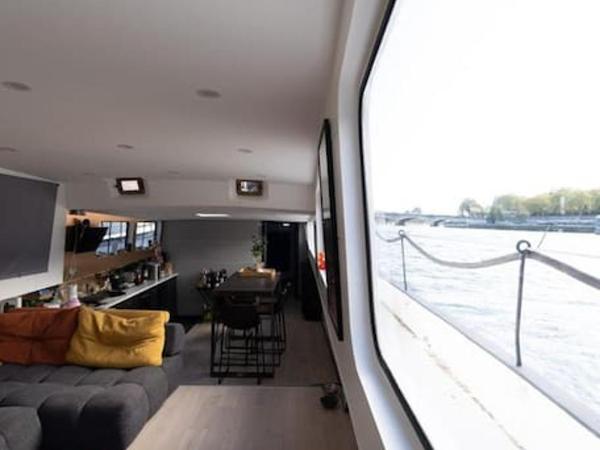 Péniche de charme au pont Alexandre III : photo 5 de la chambre mobile home