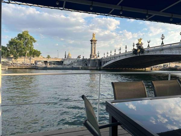 Péniche de charme au pont Alexandre III : photo 10 de la chambre mobile home