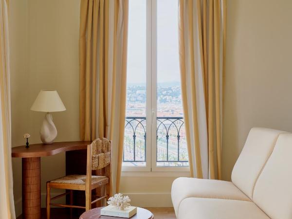 Hôtel La Pérouse Nice Baie des Anges - Recently fully renovated : photo 3 de la chambre suite junior avec balcon - vue complète sur mer