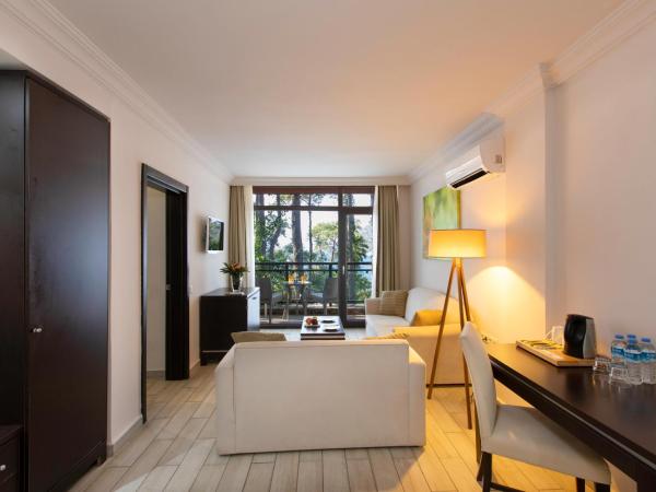 Marmaris Bay Resort - Adults Only : photo 4 de la chambre suite 2 chambres - vue sur jardin