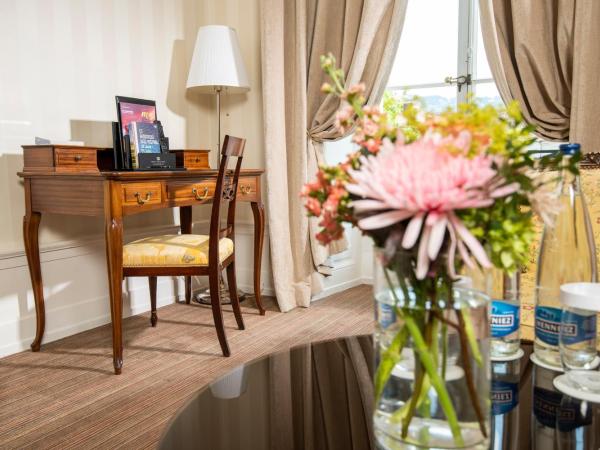 Hôtel Des Trois Couronnes & Spa - The Leading Hotels of the World : photo 5 de la chambre chambre double supérieure - vue sur ville