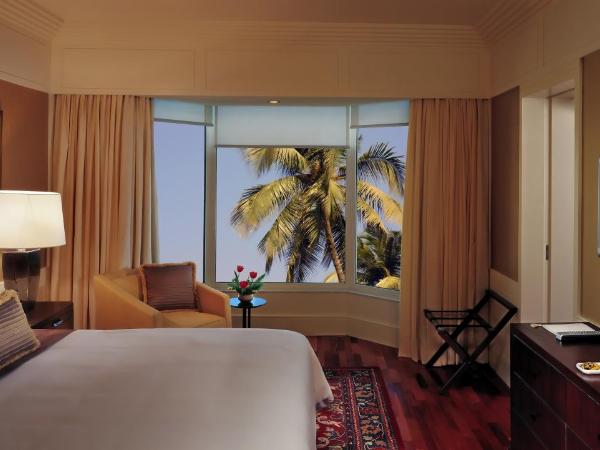 The Leela Mumbai : photo 2 de la chambre premier double or twin room with pool view with 1+1 happy hours are from 5pm to 7pm at 6 degrees on selected brands