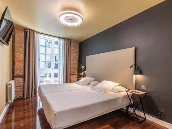 Victorooms : photo 1 de la chambre chambre double avec 2 lits simples - vue sur extérieur