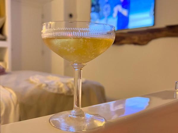 Tamarin & Capucin Suite Balnéo : photo 8 de la chambre suite lit queen-size avec baignoire spa