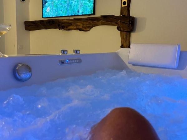 Tamarin & Capucin Suite Balnéo : photo 9 de la chambre suite lit queen-size avec baignoire spa