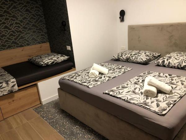 Omis - private Ensuite room with balcony - hotel style : photo 1 de la chambre chambre double deluxe avec balcon