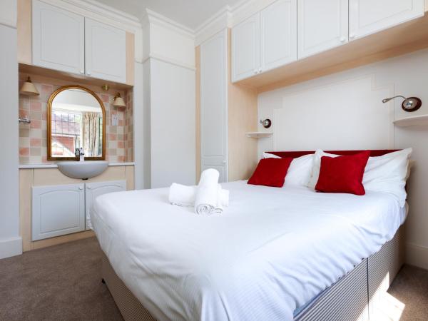Cransley Apart Hotel : photo 8 de la chambre chambre double avec salle de bains privative