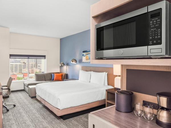 Hyatt House Houston Medical Center : photo 5 de la chambre cabinet de travail avec lit king-size