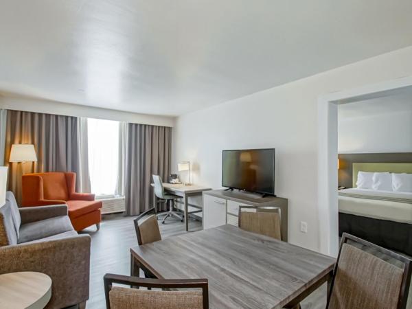 Country Inn & Suites by Radisson, New Orleans I-10 East, LA : photo 4 de la chambre suite 1 chambre lit king-size - non-fumeurs