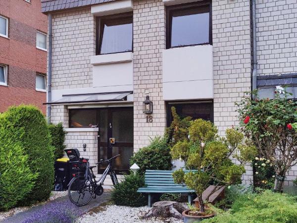 Spacious & comfortable guestrooms w private bathrooms near Koelnmesse & Lanxess Arena, free parking, highspeed WiFi : photo 1 de la chambre chambre double avec salle de bains privative