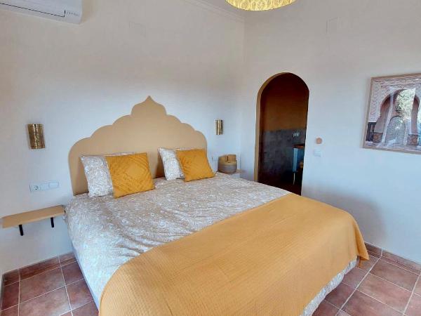 B&B Sara Sueño : photo 2 de la chambre chambre lit king-size - vue sur montagne