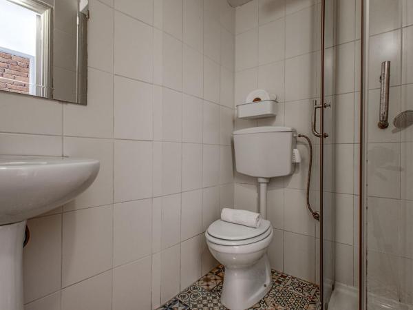 Travel & Live Porto Hostel : photo 4 de la chambre chambre double avec salle de bains privative