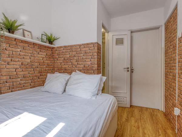 Travel & Live Porto Hostel : photo 3 de la chambre chambre double avec salle de bains privative