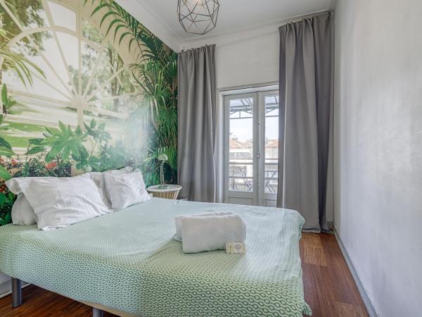 Travel & Live Porto Hostel : photo 2 de la chambre chambre double avec salle de bains commune