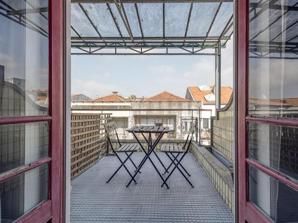 Travel & Live Porto Hostel : photo 4 de la chambre chambre double avec salle de bains commune