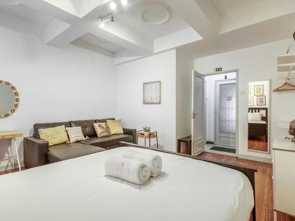 Travel & Live Porto Hostel : photo 4 de la chambre studio avec mezzanine