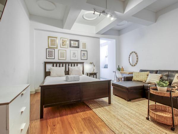 Travel & Live Porto Hostel : photo 2 de la chambre studio avec mezzanine