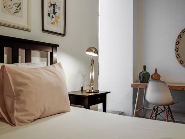 Travel & Live Porto Hostel : photo 10 de la chambre studio avec mezzanine