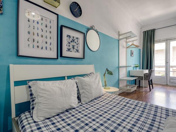 Travel & Live Porto Hostel : photo 2 de la chambre chambre double avec salle de bains commune