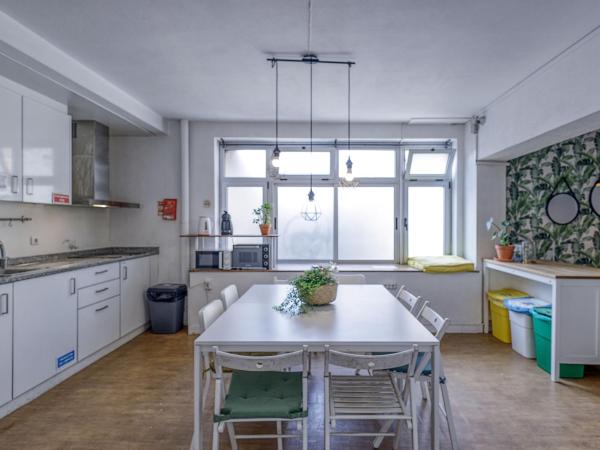 Travel & Live Porto Hostel : photo 2 de la chambre lit simple dans dortoir de 4 lits