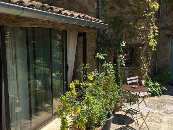 B&B Contemporain Le Jardin : photo 2 de la chambre studio avec vue sur jardin