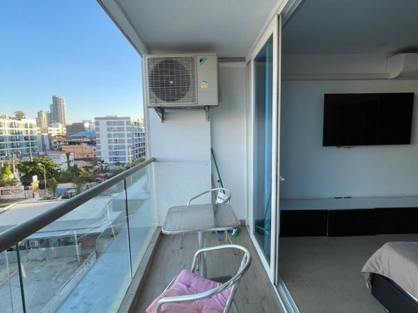 Centara芭提雅市中心水系豪华公寓614 : photo 7 de la chambre appartement avec balcon