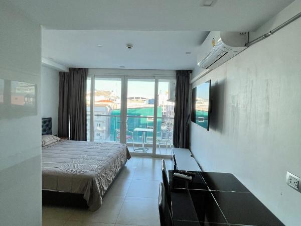 Centara芭提雅市中心水系豪华公寓614 : photo 10 de la chambre appartement avec balcon