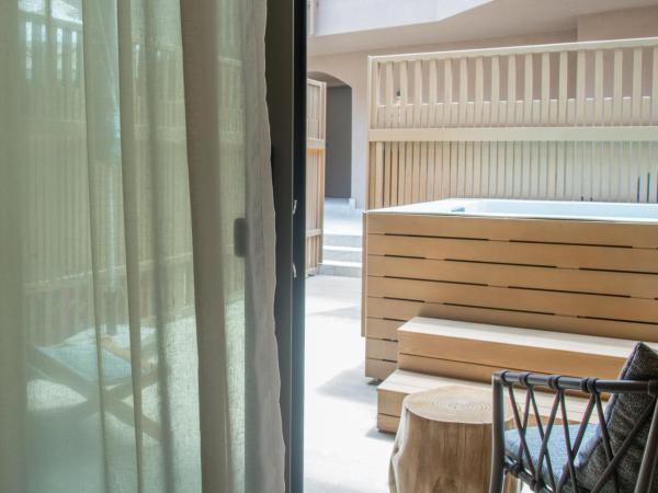 SENSEANA Sea Side Resort & Aquadventure : photo 10 de la chambre classic double room garden view with outdoor hot tub