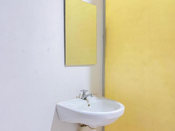 RedDoorz near Taman Flora Bratang Surabaya : photo 9 de la chambre chambre standard lit queen-size