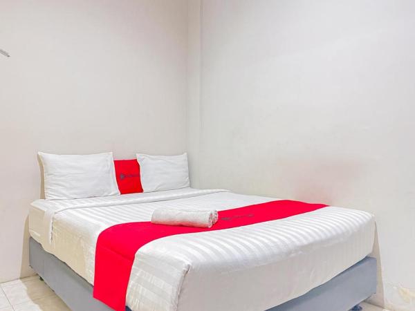 RedDoorz near Taman Flora Bratang Surabaya : photo 1 de la chambre chambre standard lit queen-size