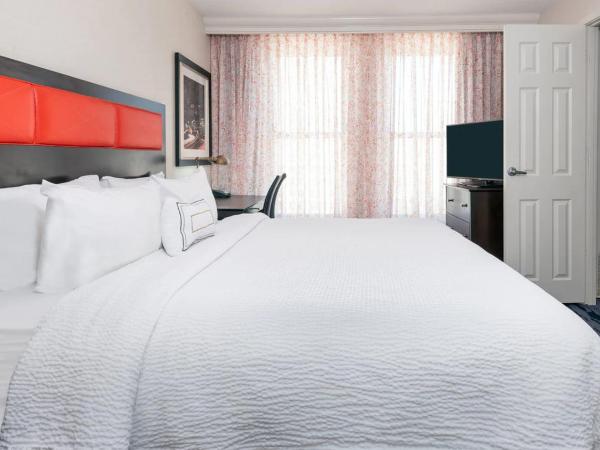 Fairfield Inn & Suites by Marriott Atlanta Downtown : photo 1 de la chambre king suite with sofa bed and living room, tub