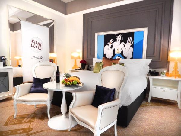 Aria Hotel Budapest by Library Hotel Collection : photo 6 de la chambre chambre lit king-size de luxe - vue sur jardin musical