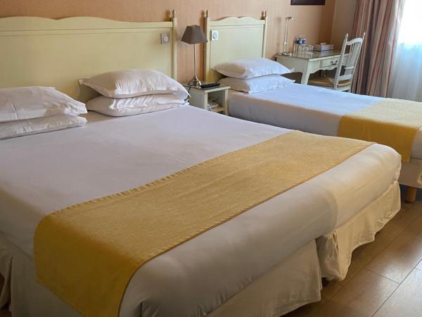 Hôtel Le Médiéval Palais des Papes : photo 1 de la chambre chambre triple (3 adultes ou 2 adultes + 1 enfant)