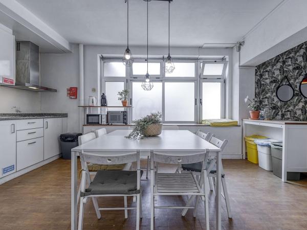 Travel & Live Porto Hostel : photo 1 de la chambre chambre double avec salle de bains privative