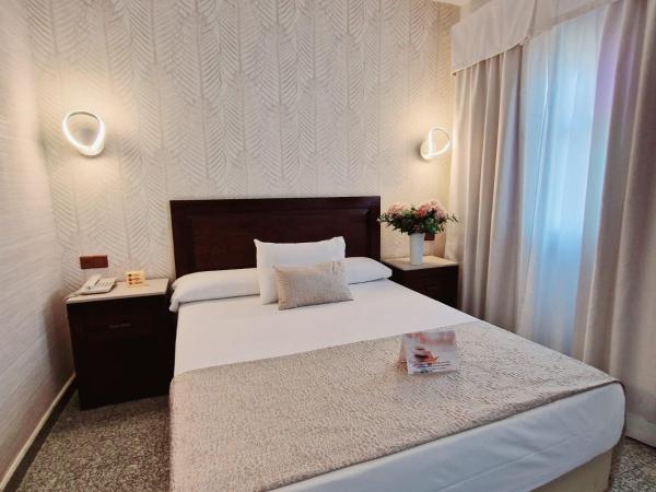 Hotel Plaza Del Castillo : photo 10 de la chambre suite junior familiale