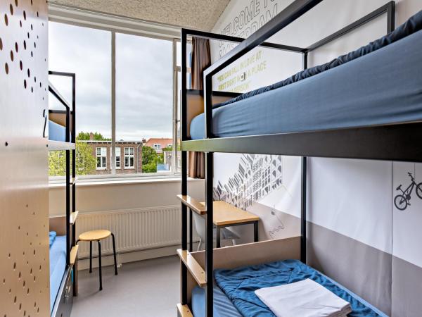 Stayokay Hostel Amsterdam Oost : photo 3 de la chambre chambre quadruple avec salle de bains privative
