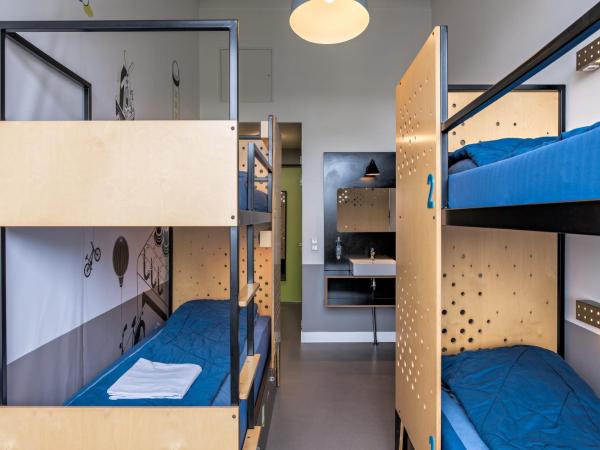Stayokay Hostel Amsterdam Oost : photo 4 de la chambre chambre quadruple avec salle de bains privative