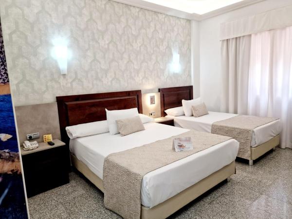 Hotel Plaza Del Castillo : photo 5 de la chambre chambre familiale